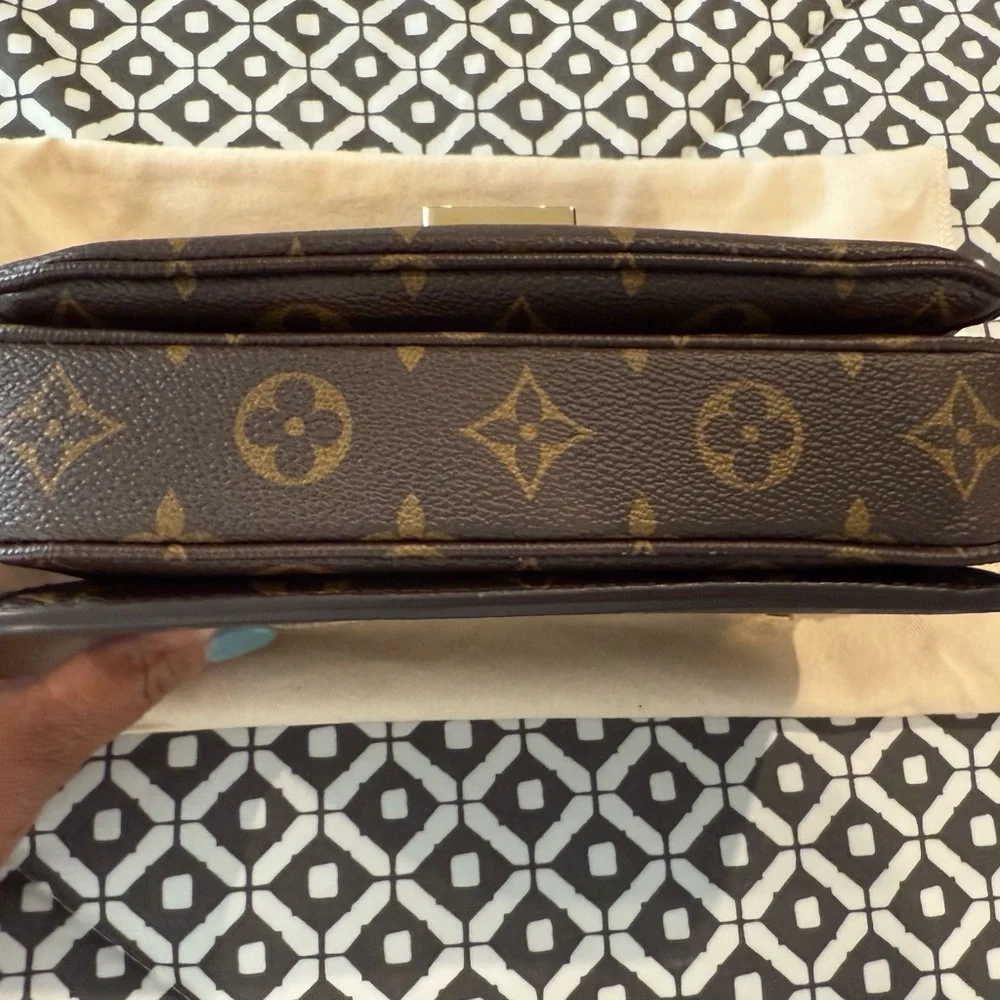 Louis Vuitton Pochette Métis East West in Monogram - Picture 5 of 13
